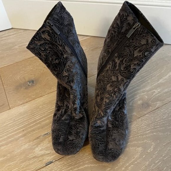 Marc Fisher LTD Grazi Flocked Ankle Booties - 9M - Picture 2 of 6